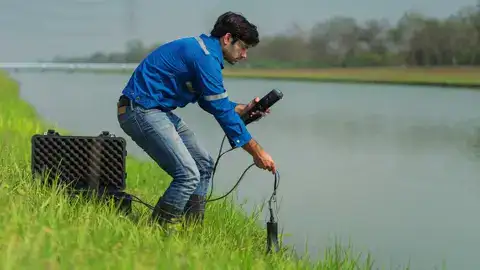 Detecting polluted water